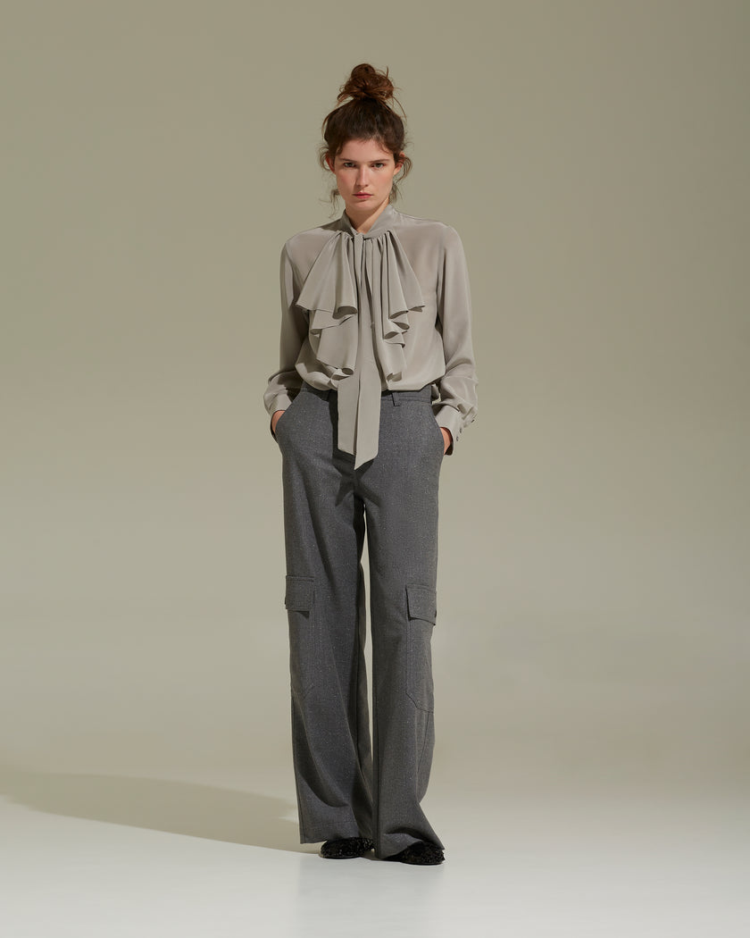 CAMICIA IN SETA CON FIOCCO E ROUCHES – GRIGIO PERLA