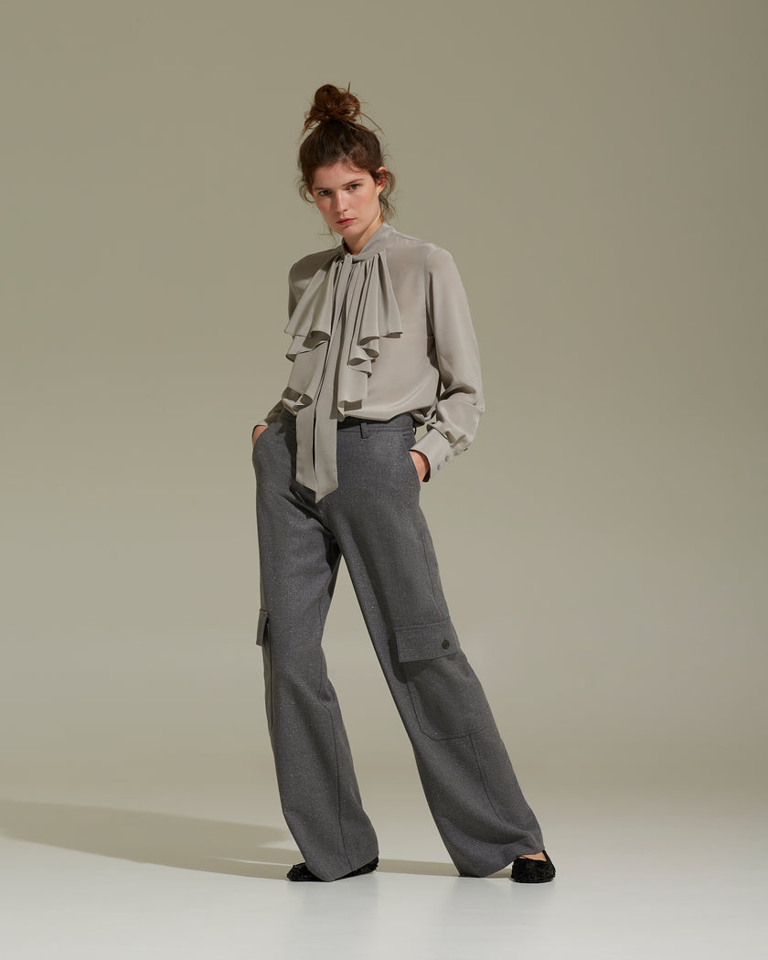 CAMICIA IN SETA CON FIOCCO E ROUCHES – GRIGIO PERLA