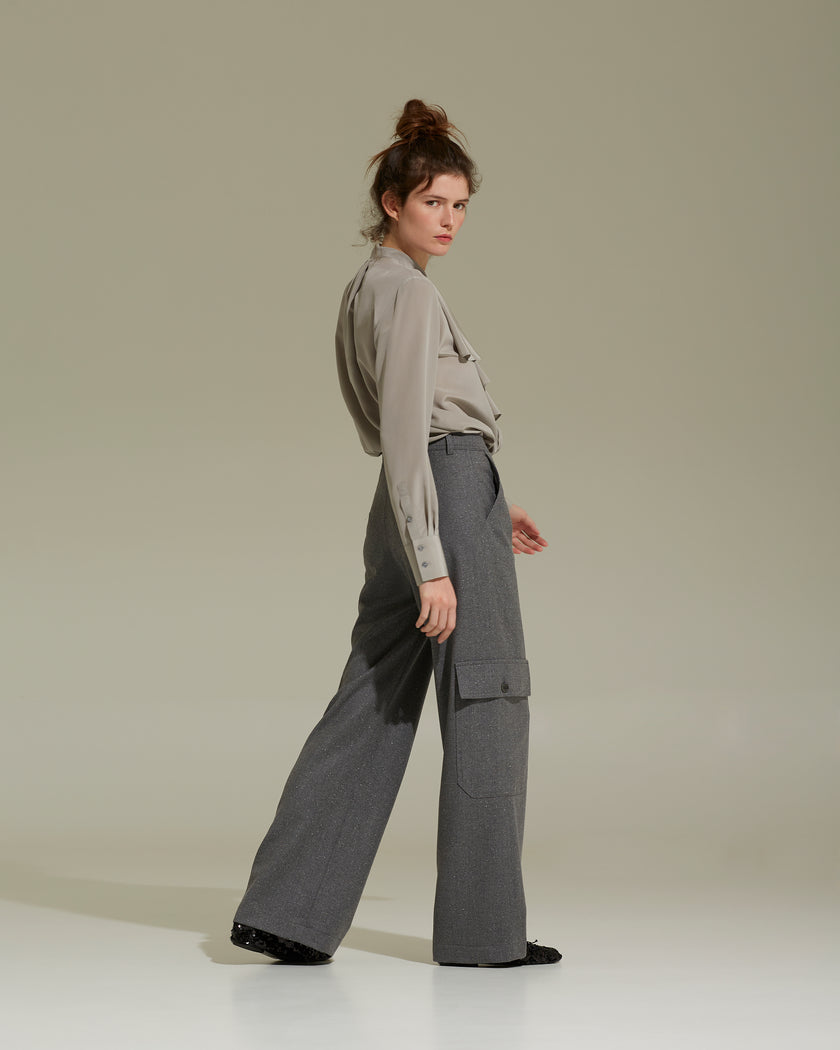 CAMICIA IN SETA CON FIOCCO E ROUCHES – GRIGIO PERLA