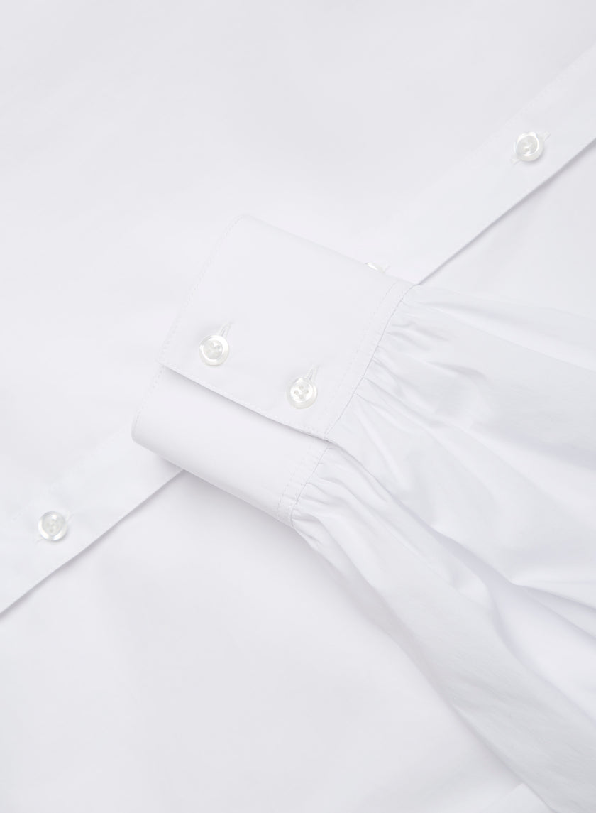 Camicia bianca con manica ampia e colletto aperto