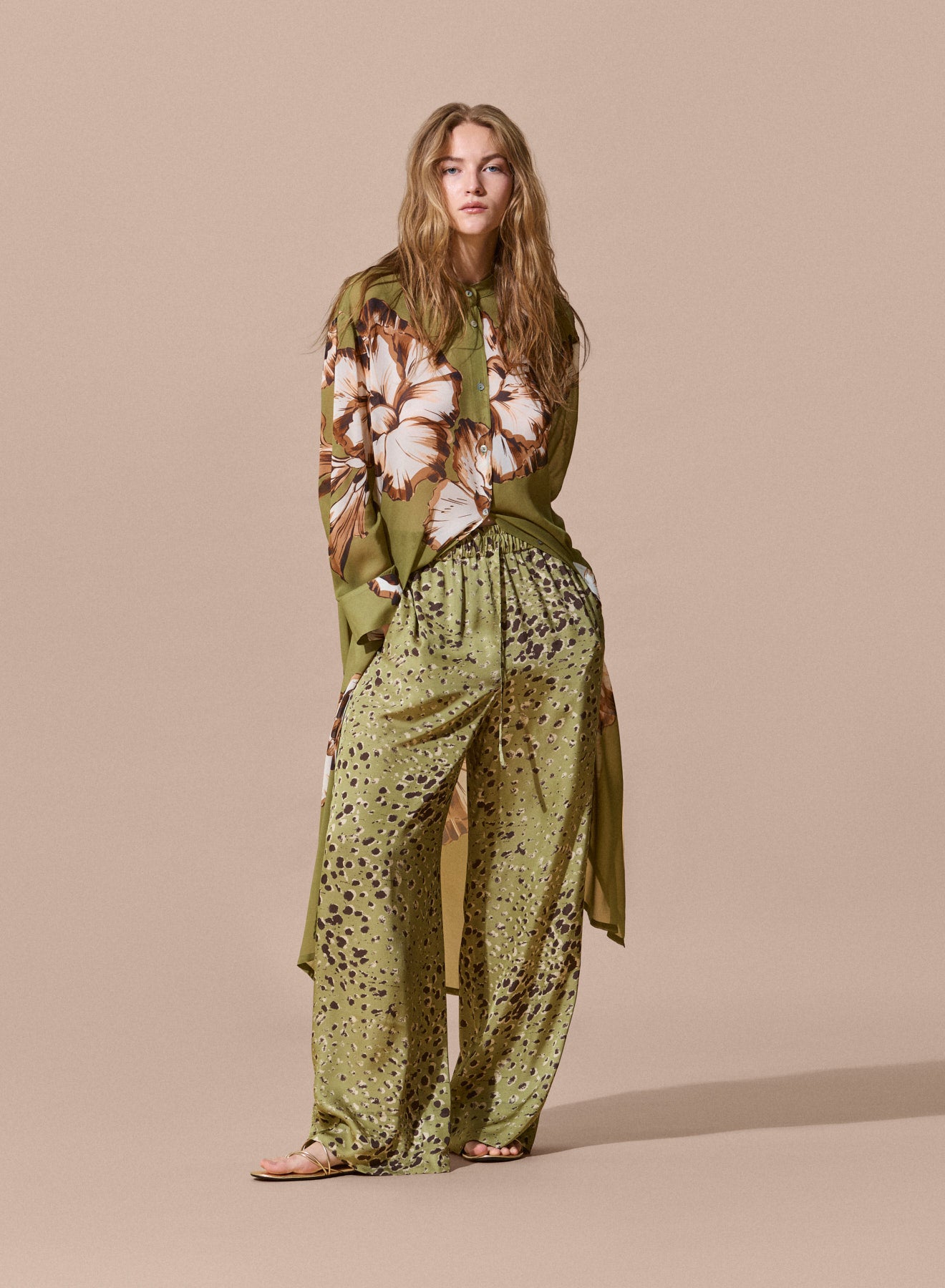 Pantalone in raso di viscosa stampa maculata