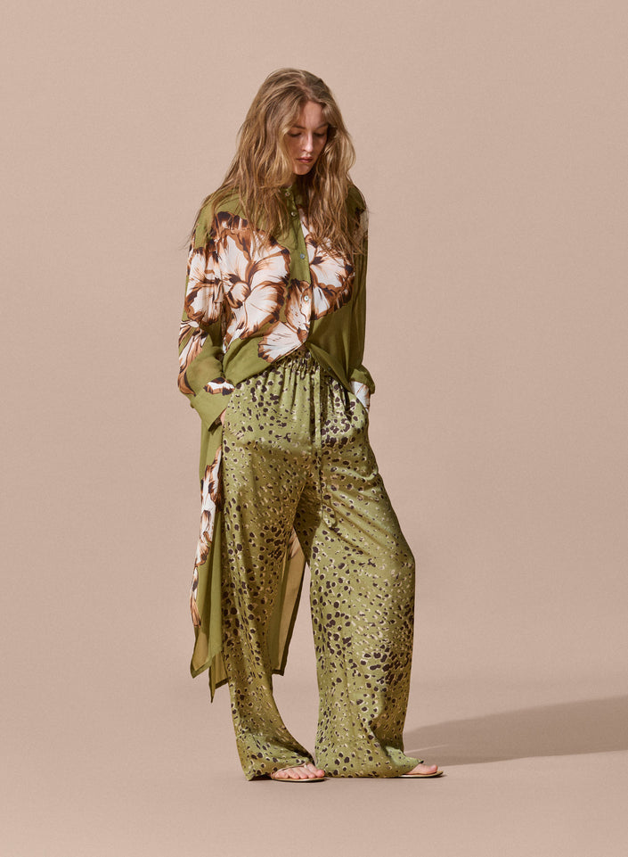 Pantalone in raso di viscosa stampa maculata