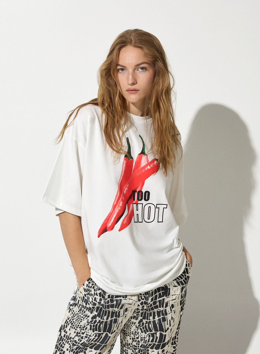 T-Shirt TOO HOT – Chili Print Oversize