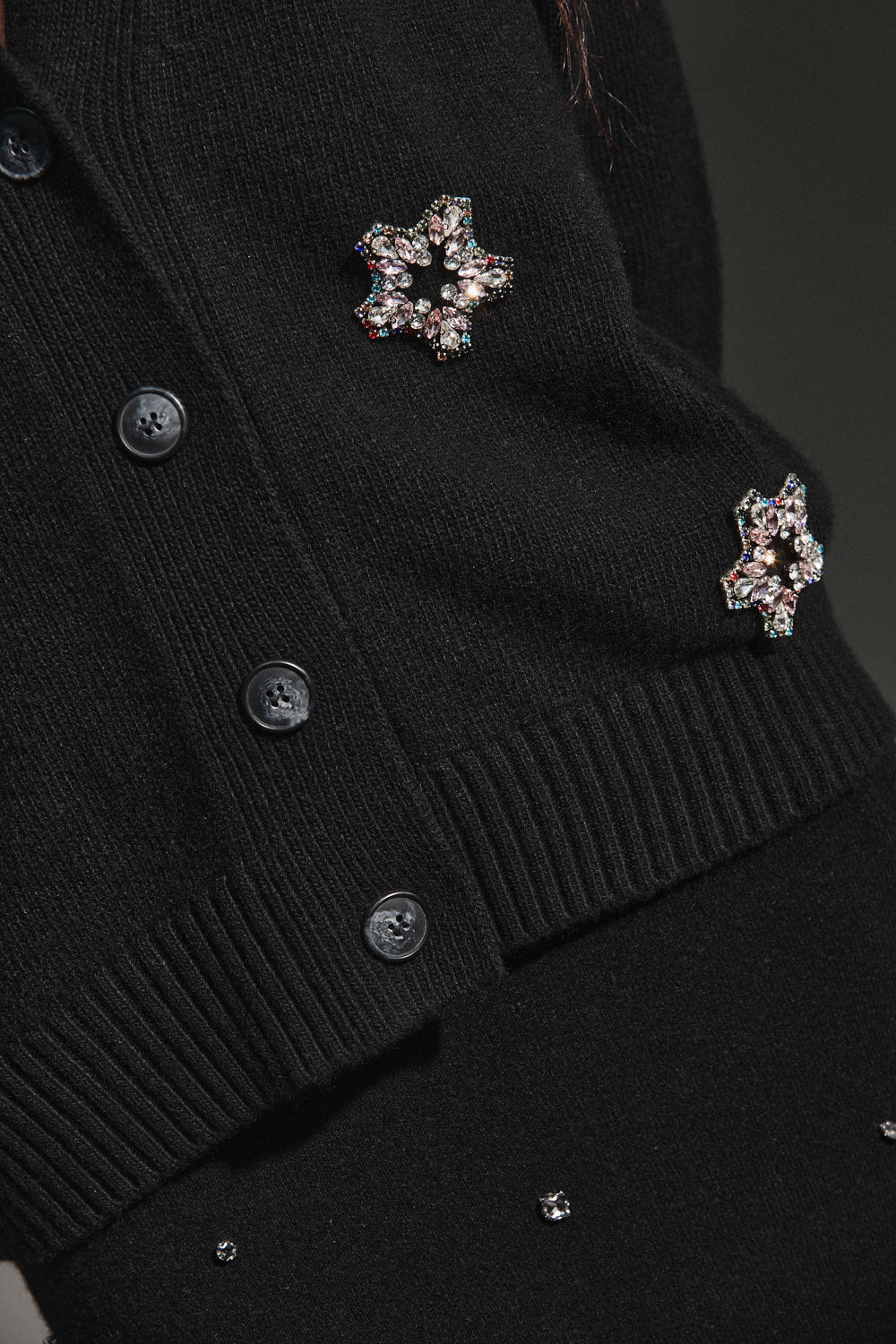 Cardigan in lana e cashmere con applicazioni gioiello