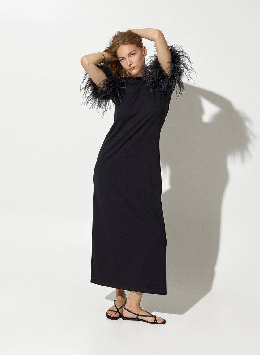 Abito T-shirt con Spalla Strutturata e Piume Staccabili