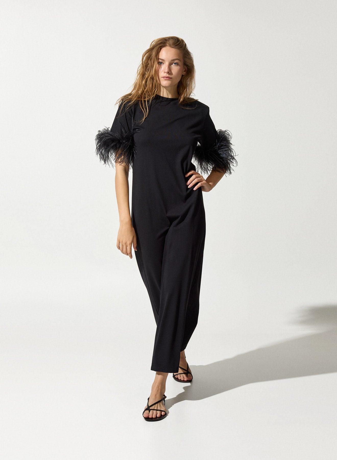 Abito T-shirt con Spalla Strutturata e Piume Staccabili