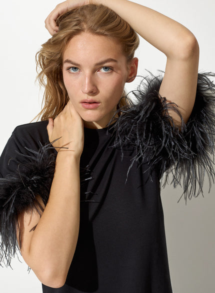 T-shirt con Spalla Over e Piume Staccabili