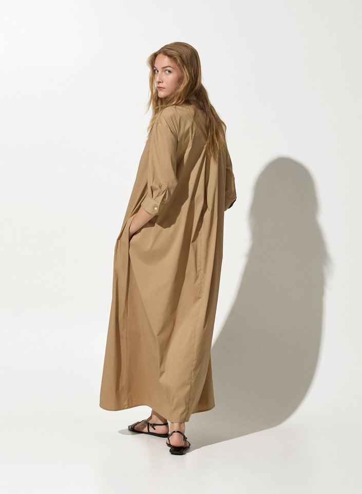 Abito lungo con collo e paramontura gioiello