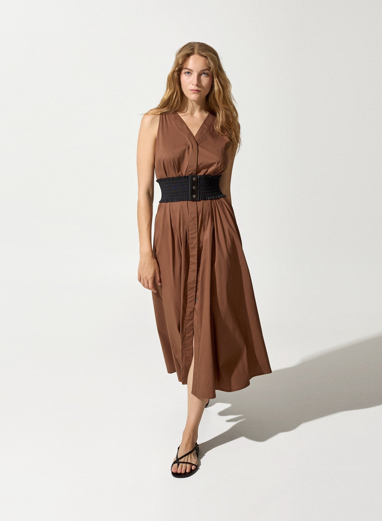 Abito midi smanicato con scollo a V e cintura elastica