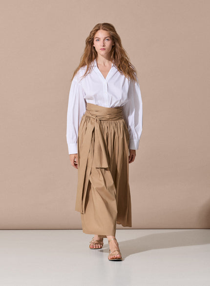 Camicia bianca con manica ampia e colletto aperto