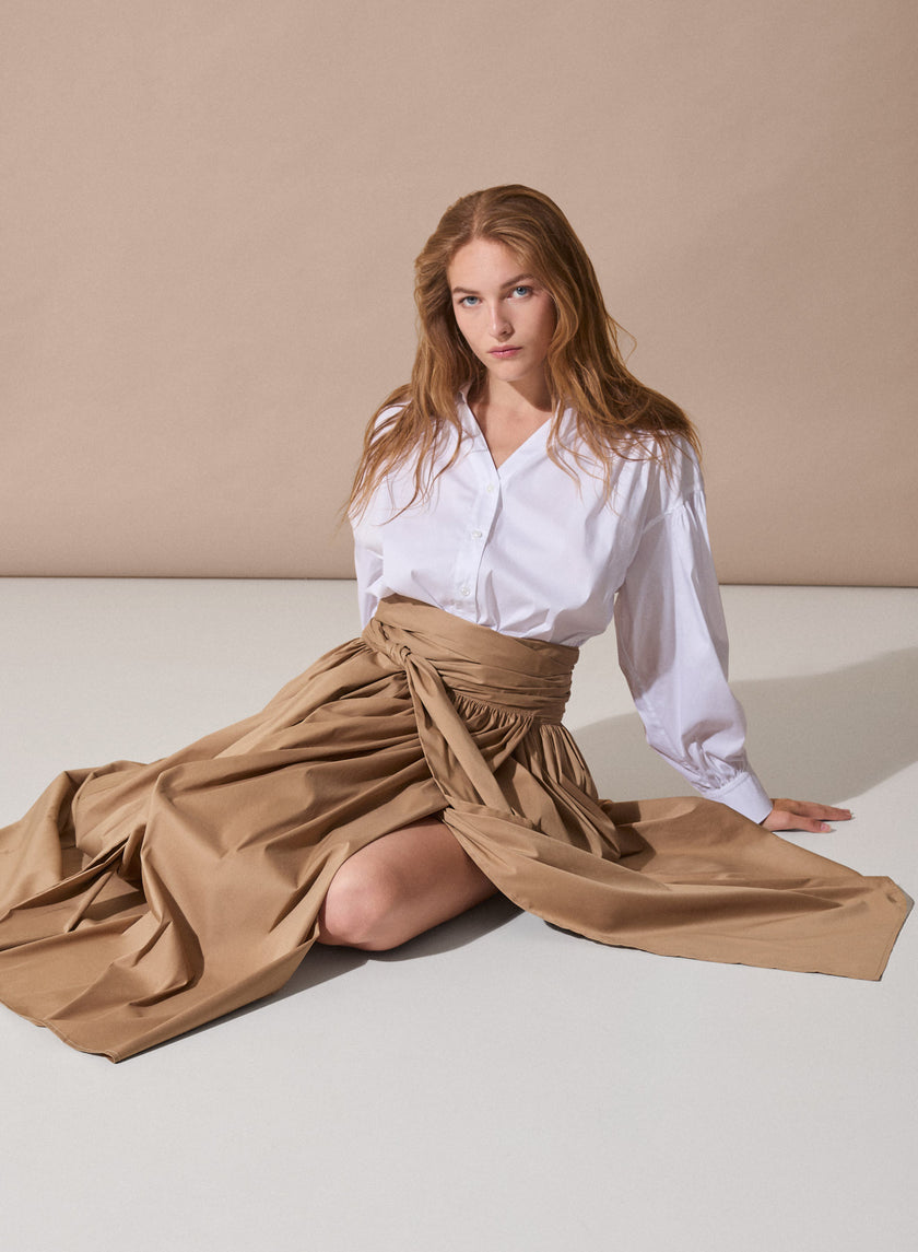 Gonna ampia con fusciacca a fiocco