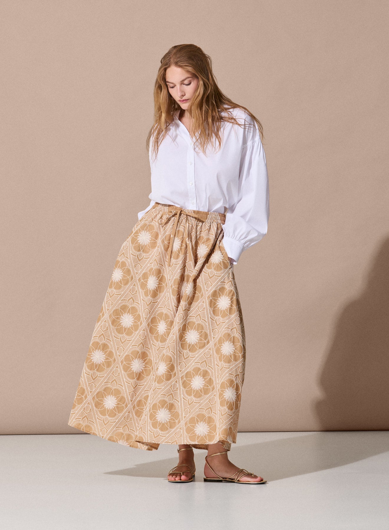 Gonna ampia in tessuto ricamato con coulisse in vita